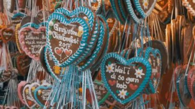 Geleneksel renkli Gingerbread kalp şeklinde Oktoberfest Festival, Bavyera, Almanya