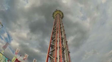 Dünyanın en yüksek cazibe mobil Sky sonbahar Tower Oktoberfest üzerinde bırakın. Bavyera