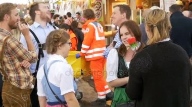 Oktoberfest Festival sokakta Ulusal Bavyera elbiseli kadın. Bavaria, ağır çekim