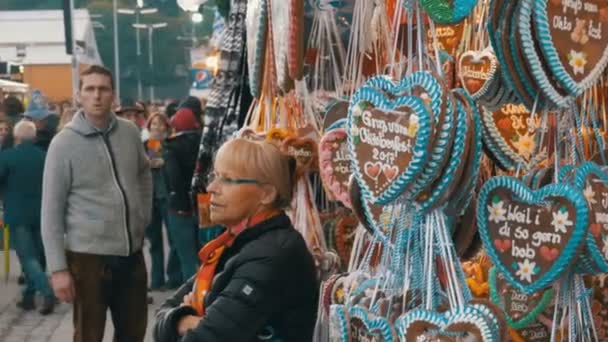 Telt med tradisjonell pepperkakehjerte formet på Oktoberfest i Bayern, Tyskland – stockvideo