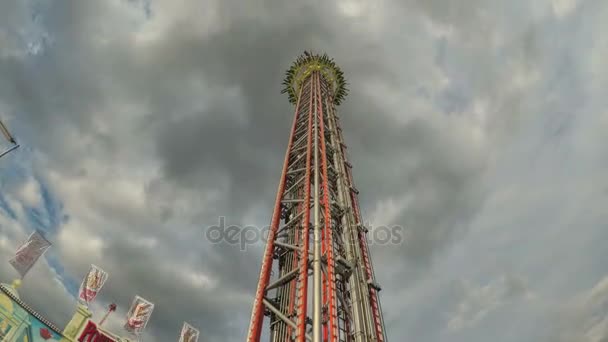 Worlds tallest Attraction mobile drop Sky fall Tower on Oktoberfest. Bavaria — Stock Video