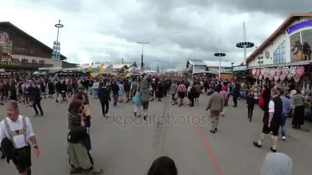 Камера движется с высоты толпы людей на центральной улице Октоберфеста. Бавария, время перемен — стоковое видео