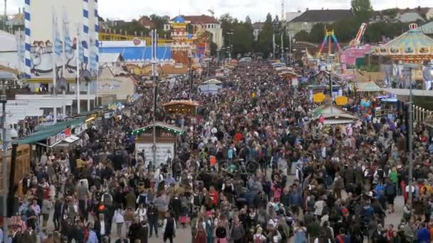 Blick von oben auf die Menschenmenge auf der zentralen Straße beim Oktoberfest. Bayern, Deutschland