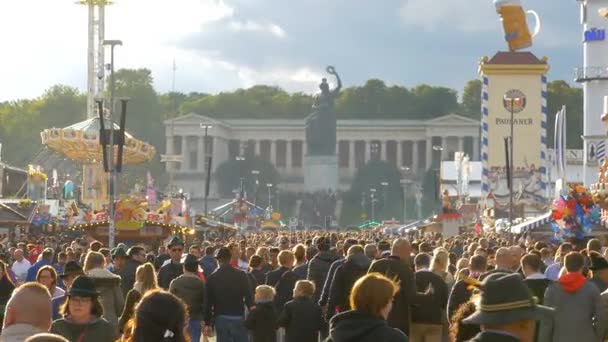 Tömeg ember van az utcán központi az Oktoberfest fesztivál. Bavaria, Németország — Stock videók