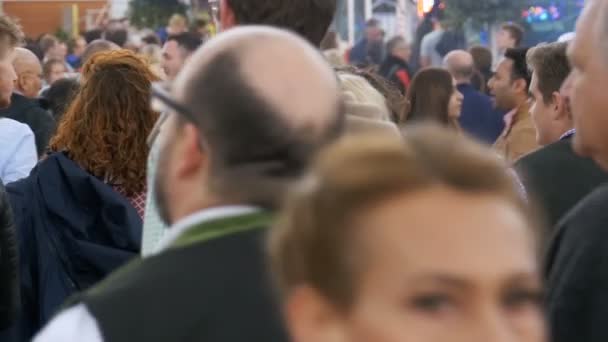 Femei în costume naționale bavareze pe strada festivalului Oktoberfest. Bavaria, Slow Motion — Videoclip de stoc
