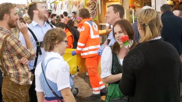 Mujeres en trajes nacionales bávaros en la calle del festival Oktoberfest. Baviera, cámara lenta — Vídeos de Stock