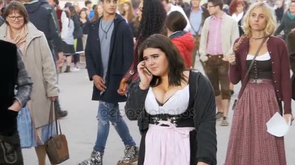 Nők, nemzeti bajor ruhák az utcán, az Oktoberfest fesztivál. Bajor, lassú mozgás — Stock videók