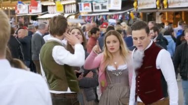 İnsanlar sokakta Oktoberfest Festival Ulusal Bavyera elbiseli. Bavaria, ağır çekim