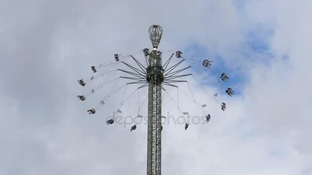 Swing carrousel op de centrale straat van het Oktoberfest bierfestival. Beieren, Duitsland — Stockvideo