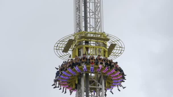 Mundo más alto Atracción móvil caída Sky fall Tower en Oktoberfest. Baviera. Moción lenta — Vídeo de stock