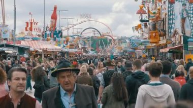 Oktoberfest bira Festivali merkezi cadde boyunca yürüyüş insanlar. Münih, Almanya