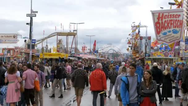 La folla di persone cammina lungo la strada centrale dell'Oktoberfest festival. Monaco di Baviera, Germania — Video Stock