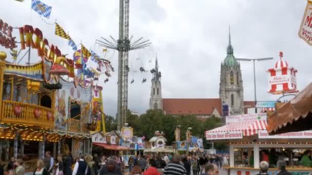 Swing carrousel op de centrale straat van het Oktoberfest bierfestival. München, Duitsland — Stockvideo