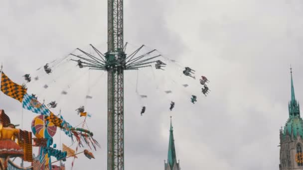 Carrusel oscilante en la calle central del festival de la cerveza Oktoberfest. Baviera, Alemania — Vídeo de stock