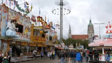 Atlıkarınca Oktoberfest bira Festivali merkezi sokak salıncak. Bavyera, Almanya
