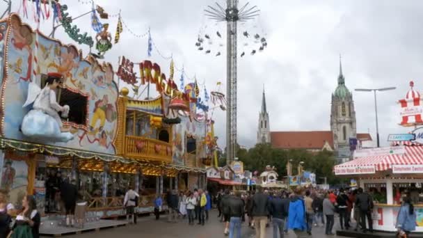 Swing carrousel op de centrale straat van het Oktoberfest bierfestival. Beieren, Duitsland — Stockvideo