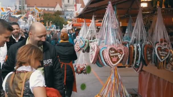 Geleneksel Gingerbread kalp şeklinde Oktoberfest Festival, Bavyera, Almanya — Stok video