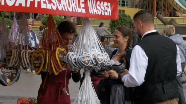 Ludzie kupują tradycyjny Piernik serce o festiwalu Oktoberfest, Bavaria, Niemcy — Wideo stockowe