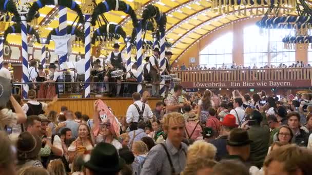 Orchestr kapela hraje uvnitř velké pivní stan na festivalu Oktoberfest. Bavorsko, Německo — Stock video