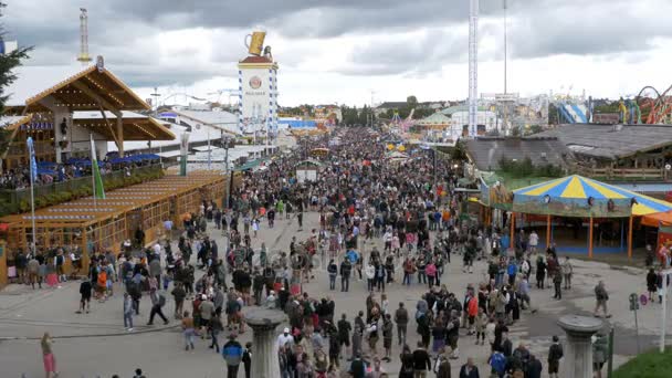 Vista dall'alto della folla sulla strada centrale dell'Oktoberfest. Baviera, Germania — Video Stock