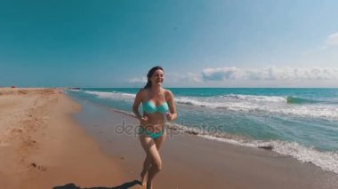 Genç kız ağır çekimde Deniz Sahil plaj boyunca çalışır