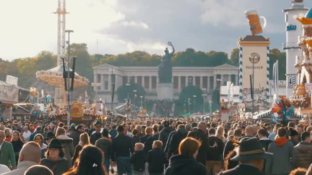 Tłum ludzi spacerujących wzdłuż centralnej ulicy odbywa się festiwal Oktoberfest. Bawaria, Niemcy — Wideo stockowe