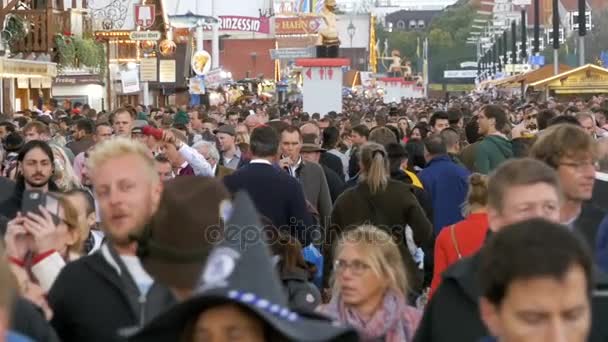 Tłum ludzi, chodzenia na ulicy Oktoberfest. Bawarii, Slow Motion — Wideo stockowe