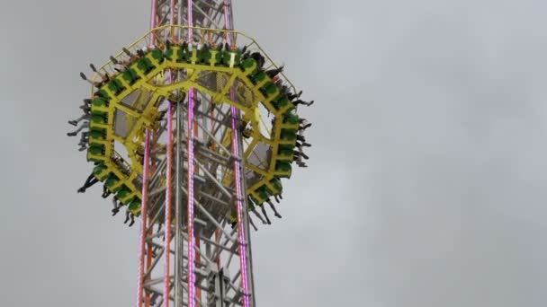 Worlds tallest Attraction mobile drop Sky fall Tower on Oktoberfest. Bavaria. Slow Motion — Stock Video