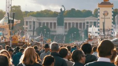 İnsan kalabalığı Oktoberfest cadde boyunca yürüyüş. Bavaria, ağır çekim
