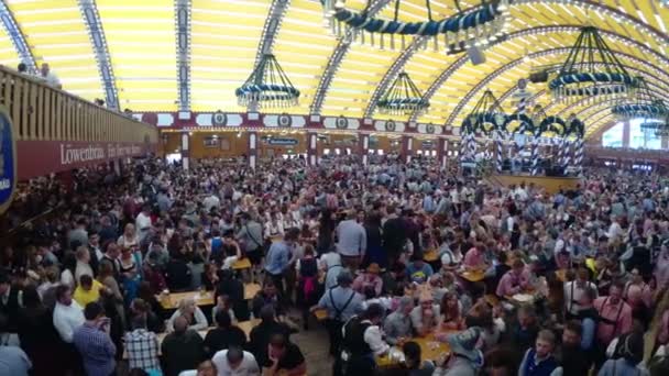 People Celebración del Oktoberfest en una gran tienda de cerveza. Baviera, Alemania — Vídeo de stock