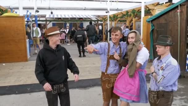 Mensen in nationale Beierse pakken veel plezier op de straat van Oktoberfest. Beieren, Slow Motion — Stockvideo