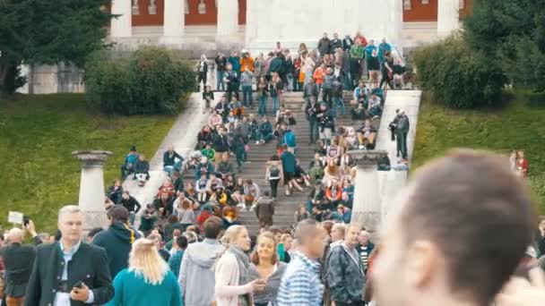 Kerumunan orang berjalan di tangga dekat patung Bavaria. Oktoberfest festival. Jerman — Stok Video