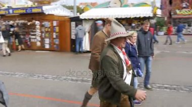 İnsanlar Oktoberfest festival merkezi cadde boyunca yürümek. Bavyera, Almanya