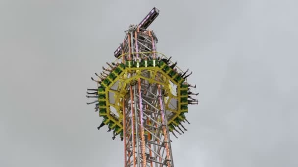 Światy najwyższych atrakcja przenośnych upuść Sky Tower upadek na Oktoberfest. Bawarii. Zwolnionym tempie — Wideo stockowe