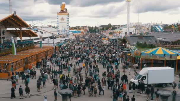 Vista dall'alto sulla folla di persone sulla strada centrale dell'Oktoberfest. Baviera, Germania — Video Stock