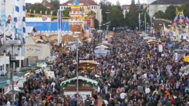 Oktoberfest Merkezi sokakta üstten görünüm kalabalık. Bavyera, Almanya. Ağır çekim