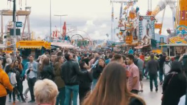 İnsanlar Oktoberfest festival merkezi cadde boyunca yürüyor. Münih, Almanya
