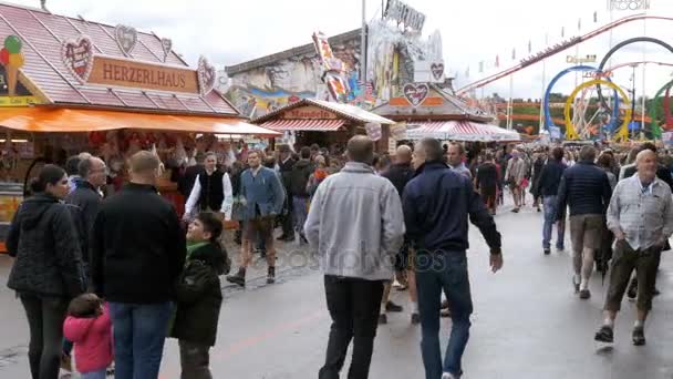 La folla di persone cammina lungo la strada centrale dell'Oktoberfest festival. Baviera, Germania — Video Stock