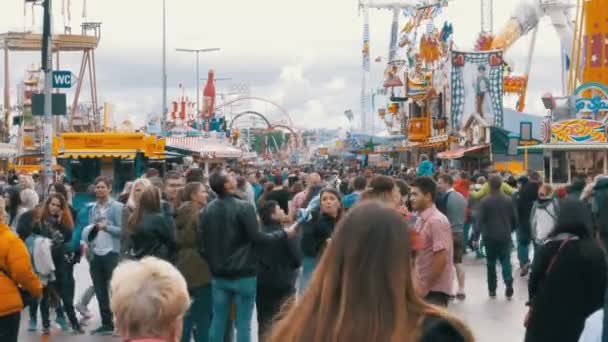 La gente cammina lungo la strada centrale dell'Oktoberfest festival. Monaco di Baviera, Germania — Video Stock