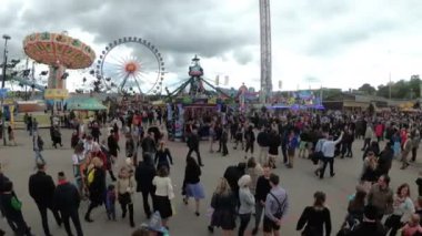 Kamera, Oktoberfest festivalinin merkez caddesindeki Kalabalık 'tan hareket ediyor. Bavyera, Almanya
