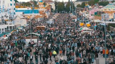 Oktoberfest Merkezi sokakta üstten görünüm kalabalık. Bavyera, Almanya. Ağır çekim