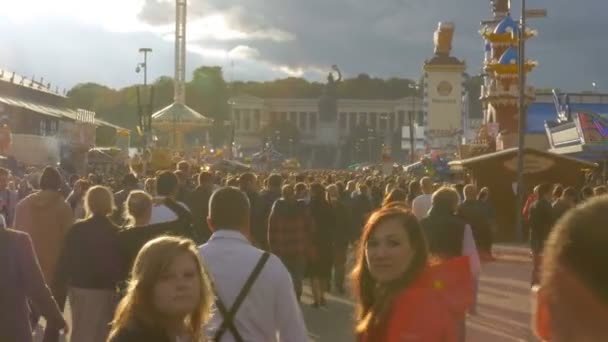 Tłum ludzi spacerujących wzdłuż centralnej ulicy odbywa się festiwal Oktoberfest. Bawaria, Niemcy — Wideo stockowe