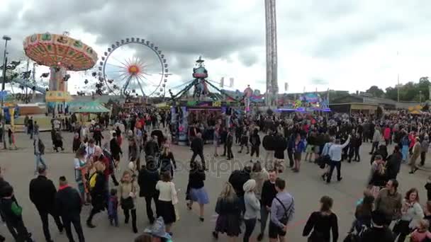 Camera si muove da sopra folla di persone sulla strada centrale del festival Oktoberfest. Baviera, Germania — Video Stock