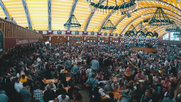 Celebração do Oktoberfest dentro de uma grande barraca de cerveja. Baviera, Alemanha — Vídeo de Stock