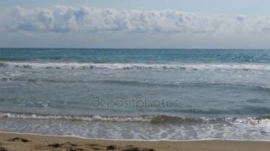 Dalgalar deniz kum plajı üzerinde haddeleme