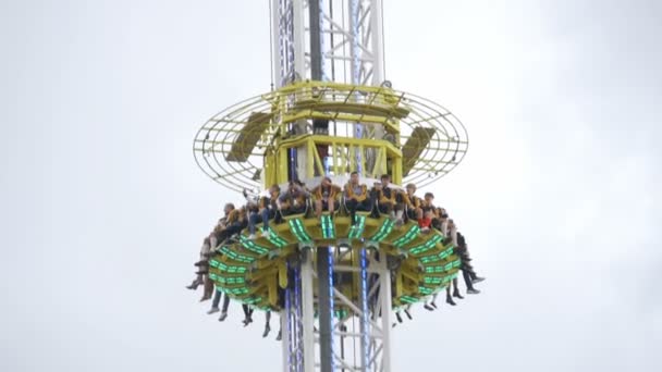 Sky fall Tower hoogste attractie van de werelden mobiele druppel op Oktoberfest. Bavaria. Slow Motion — Stockvideo