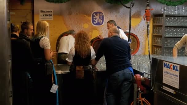 За лаштунками. Персонал, офіціантів на пивного свята Октоберфест носити пива і мити тарілки в пральній машині — стокове відео