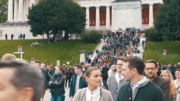 Skara människor vandrar längs gatan för ölfestivalen Oktoberfest. Bayern, Tyskland — Stockvideo