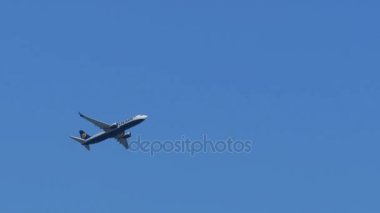 Yolcu uçak uçan mavi gökyüzünde az kaldı