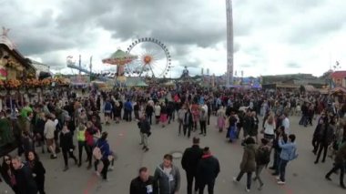 Kamera, Oktoberfest festivalinin merkez caddesindeki Kalabalık 'tan hareket ediyor. Bavyera, Almanya